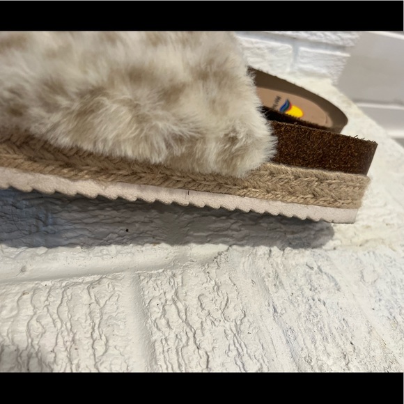 Leopard Fuzzy Slides - Picture 5 of 7